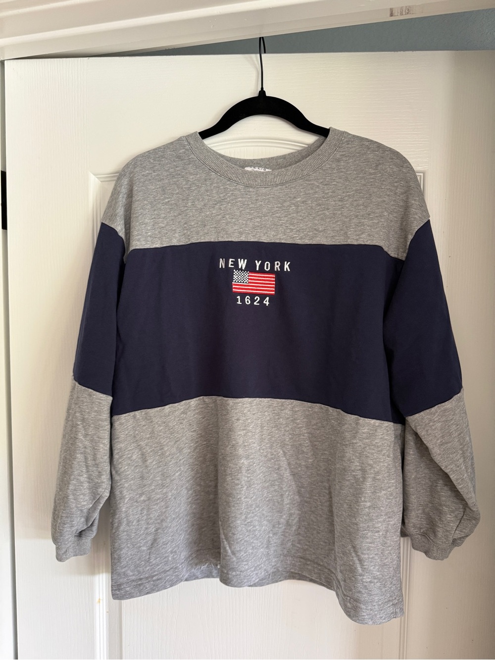 Le Lis Embroidered New York Grey & Navy Colorblock Crewneck Style Longsleeve / M